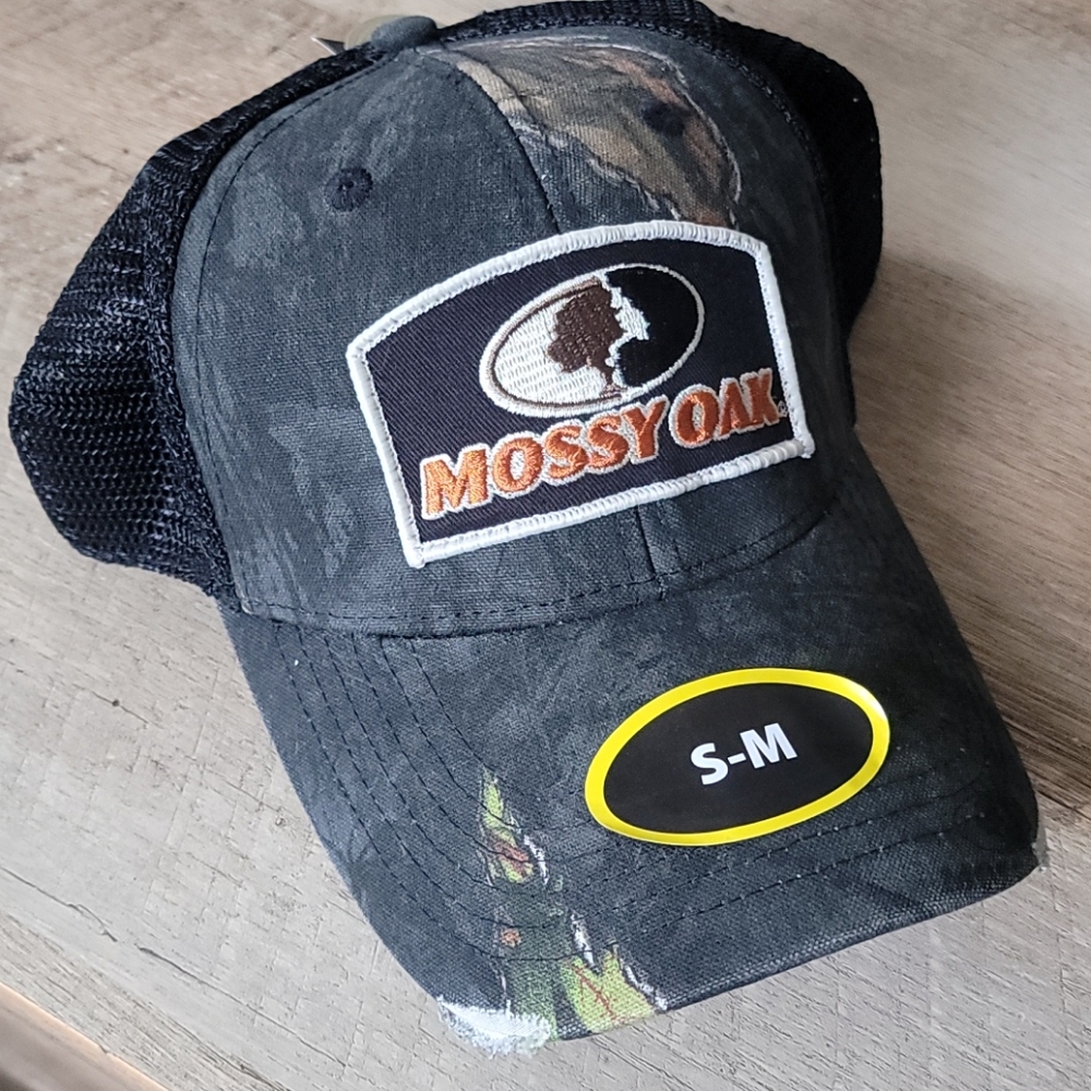 Mossy Oak men's  Fitted Trucker Hat.
